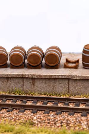 5x Wijnvaten met houders schaal H0